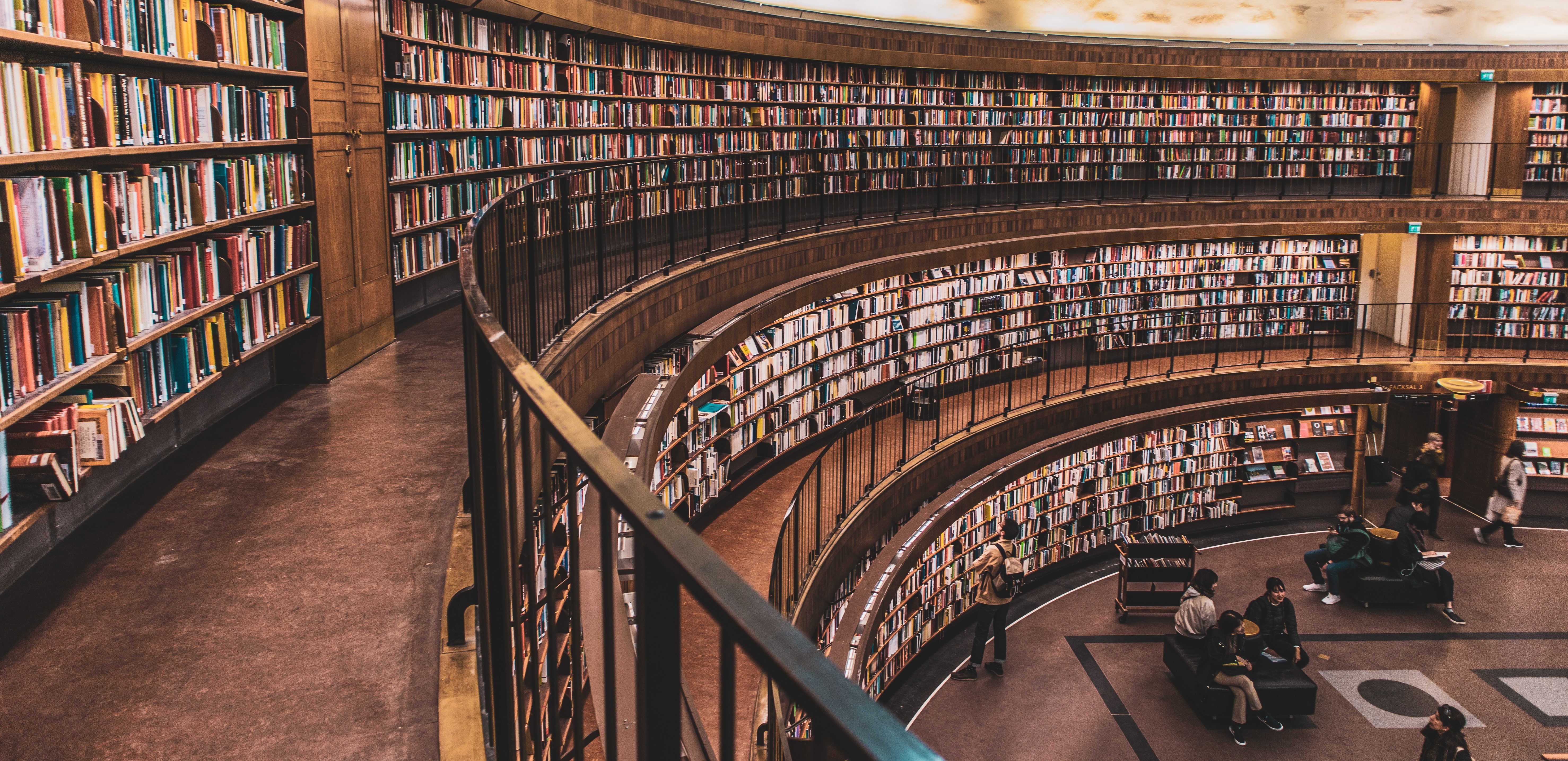 ブックカフェ内観